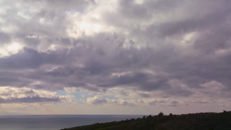 Gewitterwolken-Bilden-Sich-In-Dieser-Zeitrafferaufnahme-über-Land-Und-Meer
