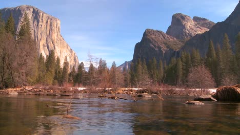 El-Río-Merced-Fluye-A-Través-Del-Parque-Nacional-De-Yosemite
