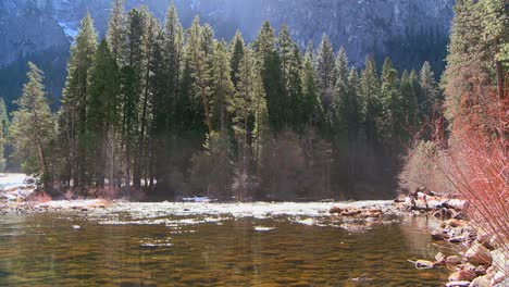 El-Río-Merced-Fluye-A-Través-Del-Parque-Nacional-De-Yosemite-1