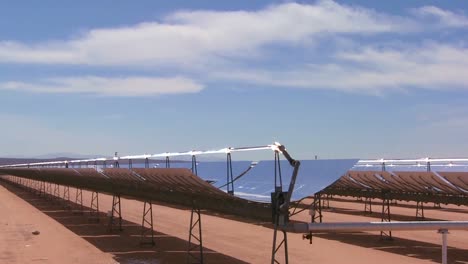 Zeitraffer-Von-Wolken-über-Einem-Solarpark-In-Der-Wüste-1