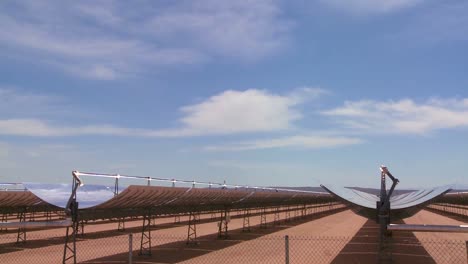 Zeitraffer-Von-Wolken-über-Einem-Solarpark-In-Der-Wüste-2