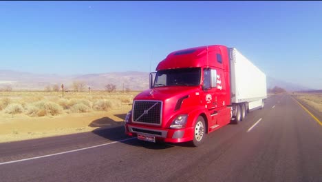 Ein-Roter-18-Wheeler-Truck-Fährt-In-Dieser-Pov-Aufnahme-Durch-Die-Wüste-Desert