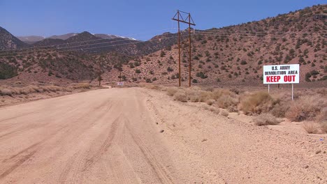 Ein-Schild-Warnt-Eindringlinge-Davor,-Ein-Armee-Testgelände-In-Nevada-2-Zu-Betreten