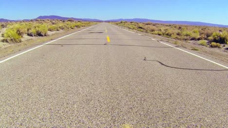 Tiro-Pov-A-Lo-Largo-De-Una-Carretera-Del-Desierto-Conduciendo-Rápido-2