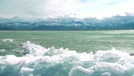 Eis-Bildet-Sich-Im-Winter-Am-Ufer-Eines-Wunderschönen-Bergsees