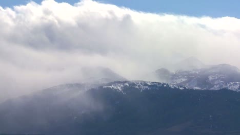 Wolken-Wehen-Im-Winter-über-Die-Spitze-Einer-Alpinen-Bergkette