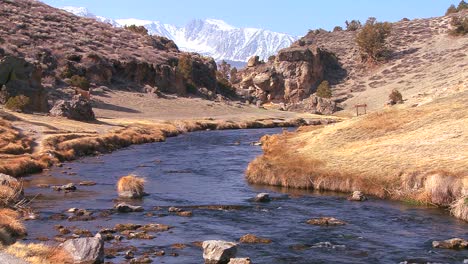 Kippen-Eines-Schönen-Flusses-Durch-Die-Sierra-Nevada-Berge