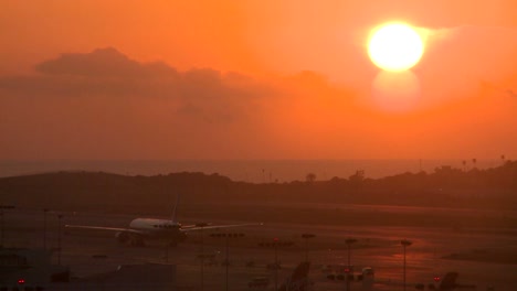 Flugzeugtaxi-Bei-Sonnenuntergang-Oder-Sonnenaufgang-An-Einem-Großen-Metropolflughafen-1