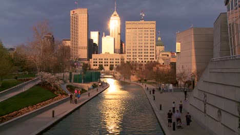 Indianapolis-Indiana-río-walk-at-dusk-with-sun-glinting-off-buildings