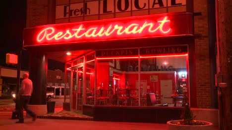 Un-Restaurante-De-La-Esquina-Del-Barrio-Por-La-Noche