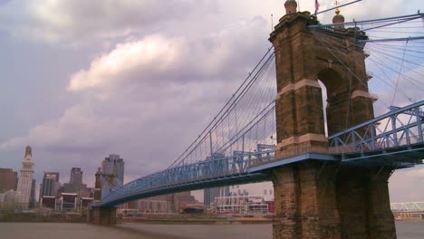 Un-Puente-Sobre-El-Río-Ohio-Conduce-A-Cincinnati-Ohio-1