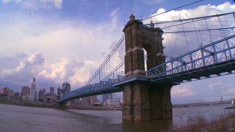 Eine-Brücke-über-Den-Ohio-Fluss-Führt-Im-Zeitraffer-Nach-Cincinnati-Ohio