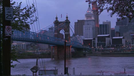 Die-Nacht-Fällt-über-Cincinnati,-Während-Flussboote-Den-Ohio-River-Passieren-2