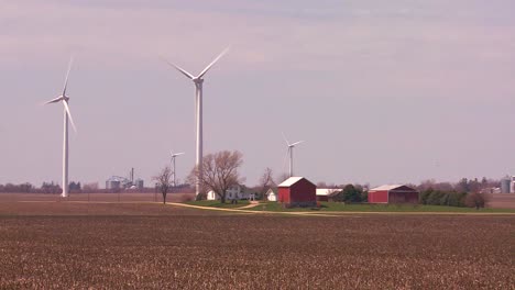 Riesige-Windmühlen-In-Der-Ferne-Erzeugen-Strom-Hinter-Farmen-Im-Mittleren-Westen-Der-USA-1