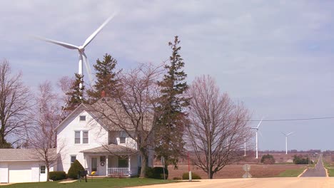 Riesige-Windmühlen-In-Der-Ferne-Erzeugen-Strom-Hinter-Farmen-Im-Mittleren-Westen-Der-USA-3