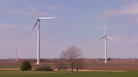 Riesige-Windmühlen-In-Der-Ferne-Erzeugen-Strom-Hinter-Farmen-Im-Mittleren-Westen-Der-USA-4