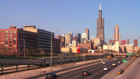 Zeitraffer-Von-Autos-Fahren-Auf-Einer-Autobahn-In-Richtung-Chicago-Illinois