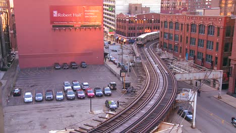 Der-Chicago-El-Train-Fährt-Durch-Die-Downtown-Schleife