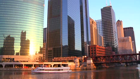 Boote-Fahren-Auf-Dem-Chicago-River-Vor-Der-Skyline