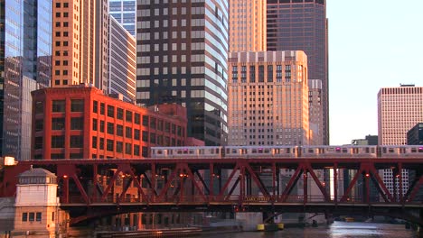 El-Tren-El-Viaja-Sobre-Un-Puente-Frente-Al-Horizonte-De-Chicago-1