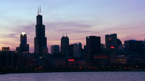Die-Skyline-Der-Stadt-Chicago-In-Der-Dämmerung