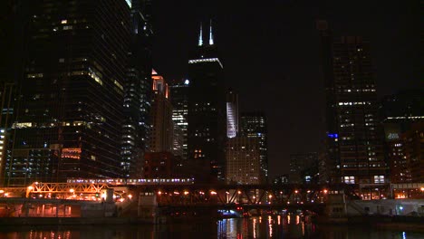 Eine-Schöne-Nächtliche-Aufnahme,-Als-Der-El-Train-Eine-Brücke-Vor-Der-Skyline-Von-Chicago-überquert