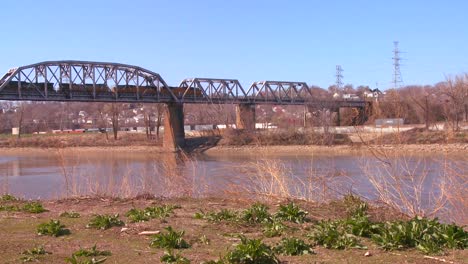 A-freight-train-crosses-a-bridge-over-the-Missouri-Río