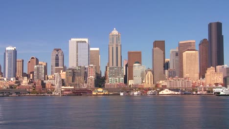 Die-Stadt-Seattle-Von-Der-Fähre-Aus-Gesehen,-Die-Sich-Nähert