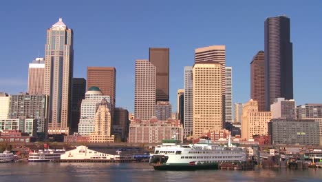 The-city-of-Seattle-as-seen-from-the-ferry-approaching-2