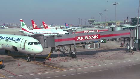 Flugzeuge-Sitzen-Auf-Einem-Türkischen-Flughafen