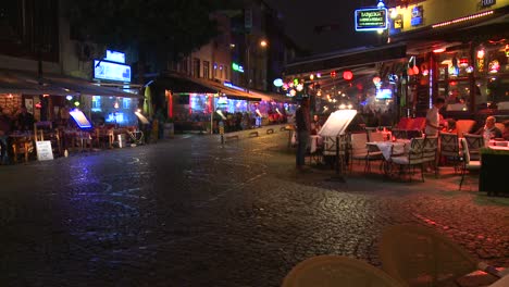 Una-Foto-Nocturna-De-Una-Calle-En-Estambul,-Turquía.