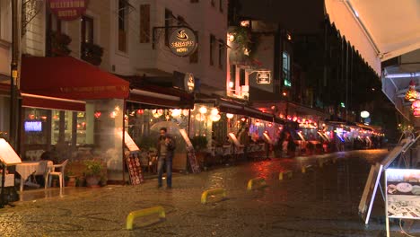 Regen-Fällt-Nachts-Vor-Einem-Café-In-Istanbul-Türkei-2