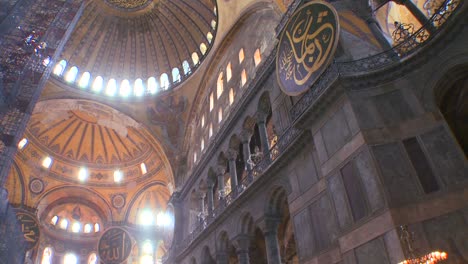 Die-Geräumigen-Der-Berühmten-Hagia-Sophia-Moschee-In-Istanbul-Türkei-4