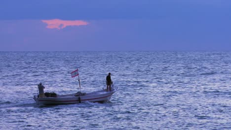 Ein-Fischerboot-Fährt-In-Den-Sonnenuntergang-Auf-Dem-Mittelmeer-1