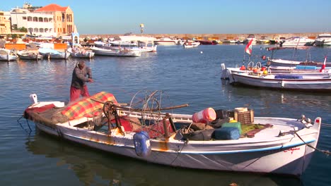 Ein-Traditioneller-Fischer-Arbeitet-An-Seinem-Netz-In-Einem-Hafen-Im-Reifen-Libanon-1