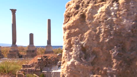 Ein-Zug-über-Die-Säulen-Der-Ruinen-Von-Reifen-Im-Libanon