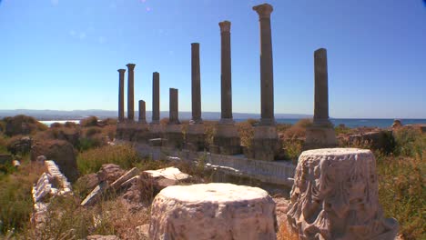 Ein-Zug-über-Die-Säulen-Der-Ruinen-Von-Reifen-Im-Libanon-1