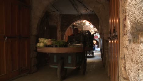 La-Gente-Camina-Por-El-Mercado-árabe-En-La-Ciudad-De-Sidón,-Hezbolá,-En-El-Sur-Del-Líbano