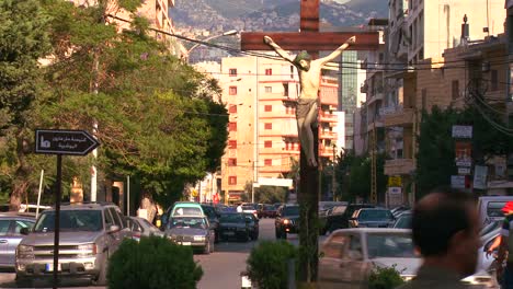 Jesús-Cuelga-De-La-Cruz-En-Una-Intersección-De-Beirut,-Líbano