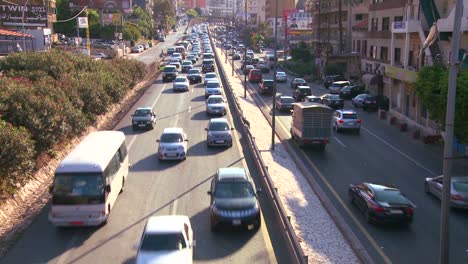 El-Tráfico-Obstruye-Las-Carreteras-De-Beirut,-Líbano