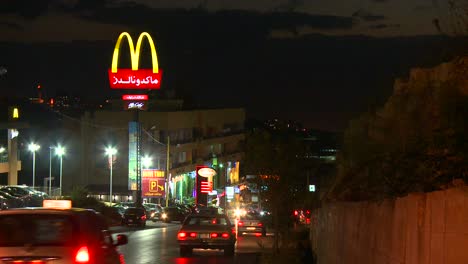 The-McDonalds-logo-in-Arabic