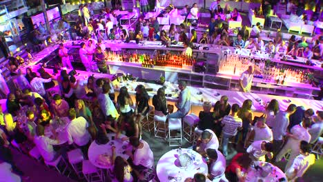 Hunderte-Von-Leuten-Feiern-In-Einem-Riesigen-Nachtclub