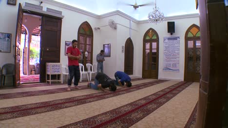 Los-Musulmanes-Rezan-Dentro-De-Una-Mezquita-En-Beirut,-Líbano