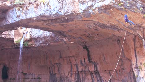 Ein-Wasserfall-Und-Eine-Höhle-Ziehen-Repeller-Und-Abenteurer-In-Den-Hügeln-Des-Libanon-An-1