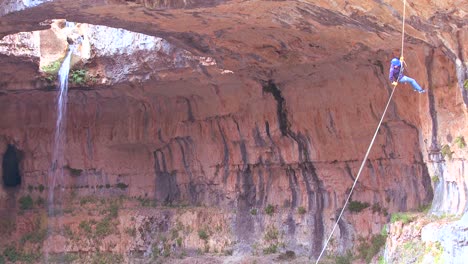 Una-Cascada-Y-Una-Cueva-Atraen-Repelentes-Y-Aventureros-En-Las-Colinas-Del-Líbano-2