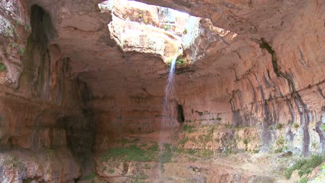 Ein-Wasserfall-In-Einer-Höhle-Im-Libanon