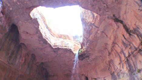 Ein-Wasserfall-In-Einer-Höhle-Im-Libanon-1