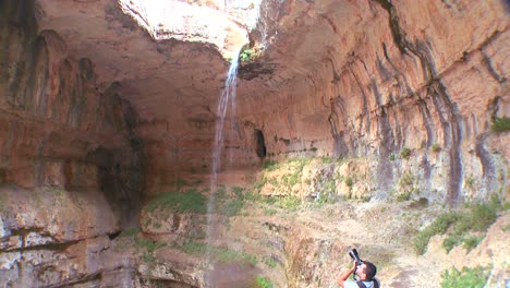 Ein-Fotograf-Fotografiert-In-Einer-Höhle-Im-Libanon