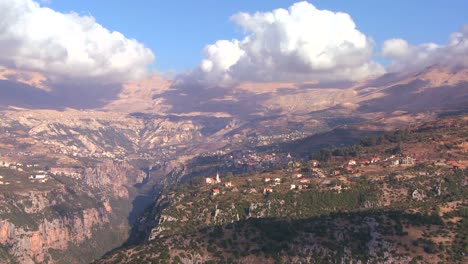 Christliche-Kirchen-Säumen-Die-Schönen-Hügel-Des-Libanon