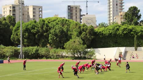 Eine-Fußballmannschaft-Trainiert-Auf-Dem-Athletikplatz-Der-Amerikanischen-Universität-Beirut-Im-Libanon-1
